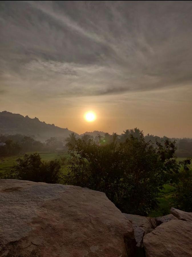 Sunrise Guest House & Restaurant Hampi Zewnętrze zdjęcie